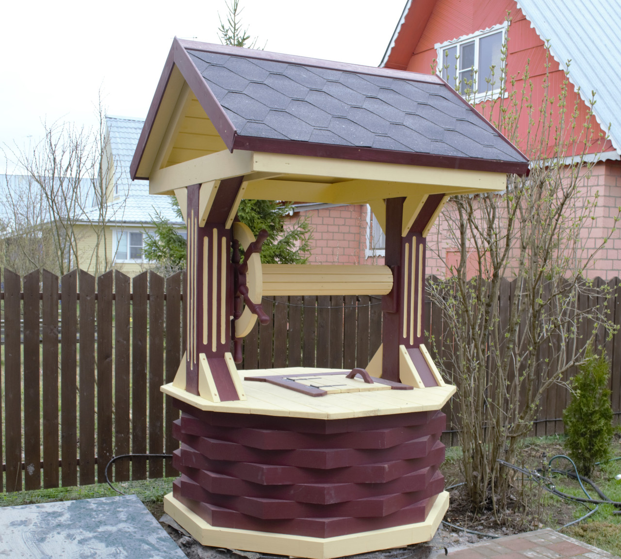 Как сделать домик для колодца?