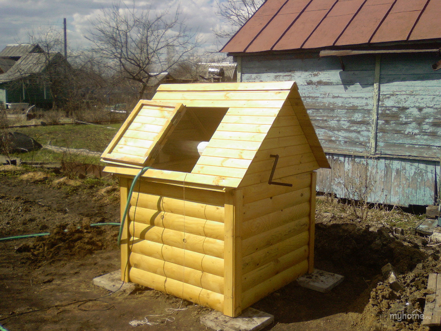 Как сделать домик для колодца?