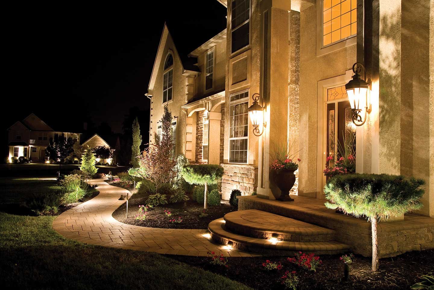 Вечернее освещение на садовом участке: создаем атмосферу магии и комфорта. Фото