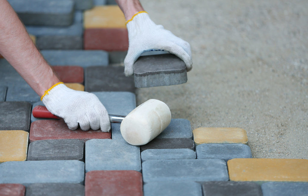 Как уложить тротуарную плитку: советы и рекомендации
