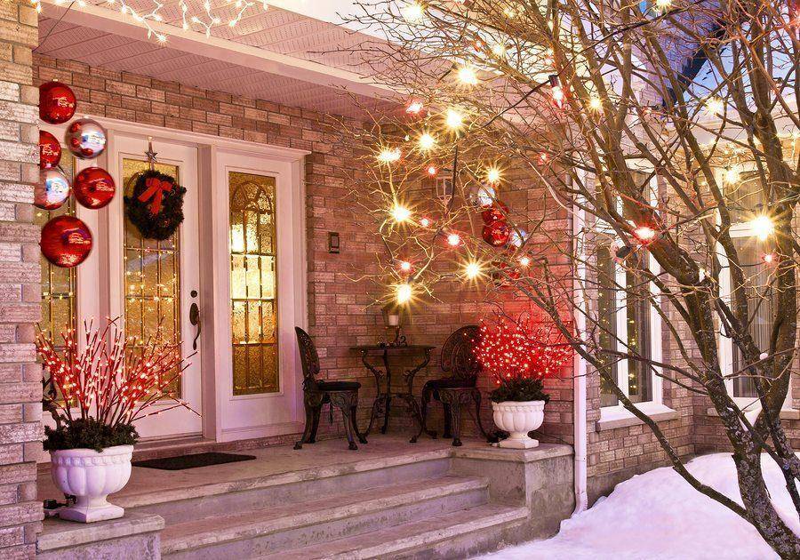 Новогодние украшения в саду: создание праздничной атмосферы вокруг дома