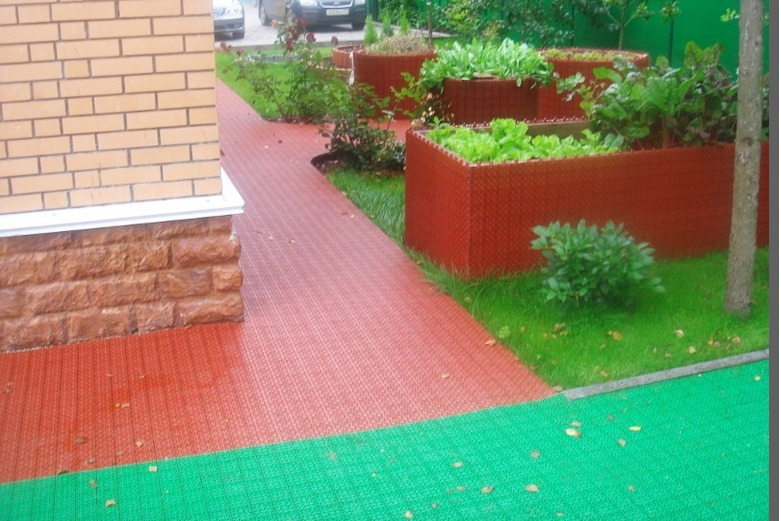 Пластиковая плитка для дорожек на даче – удобство и практичность