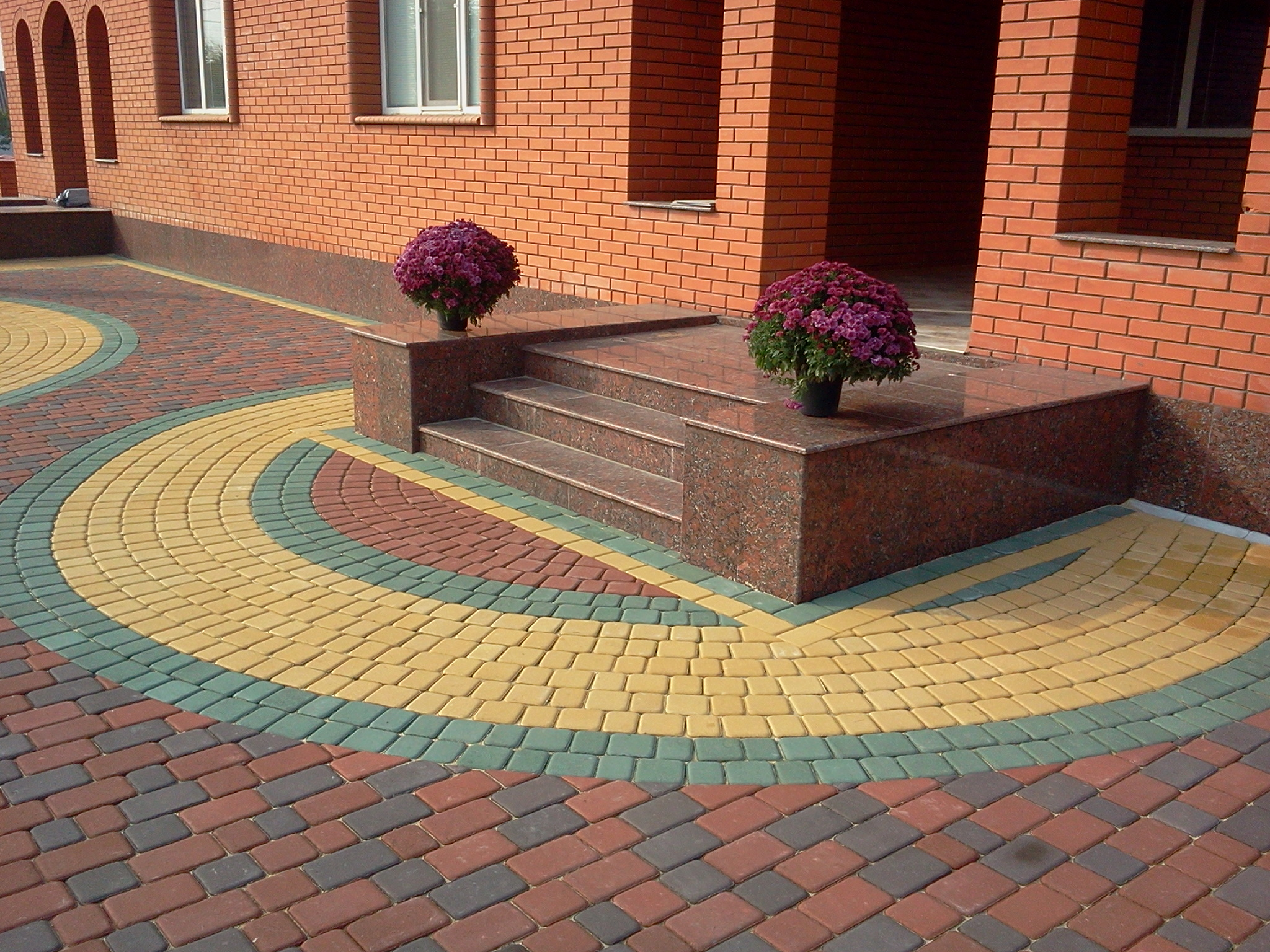 Тротуарная плитка на вашем участке. Фото.
