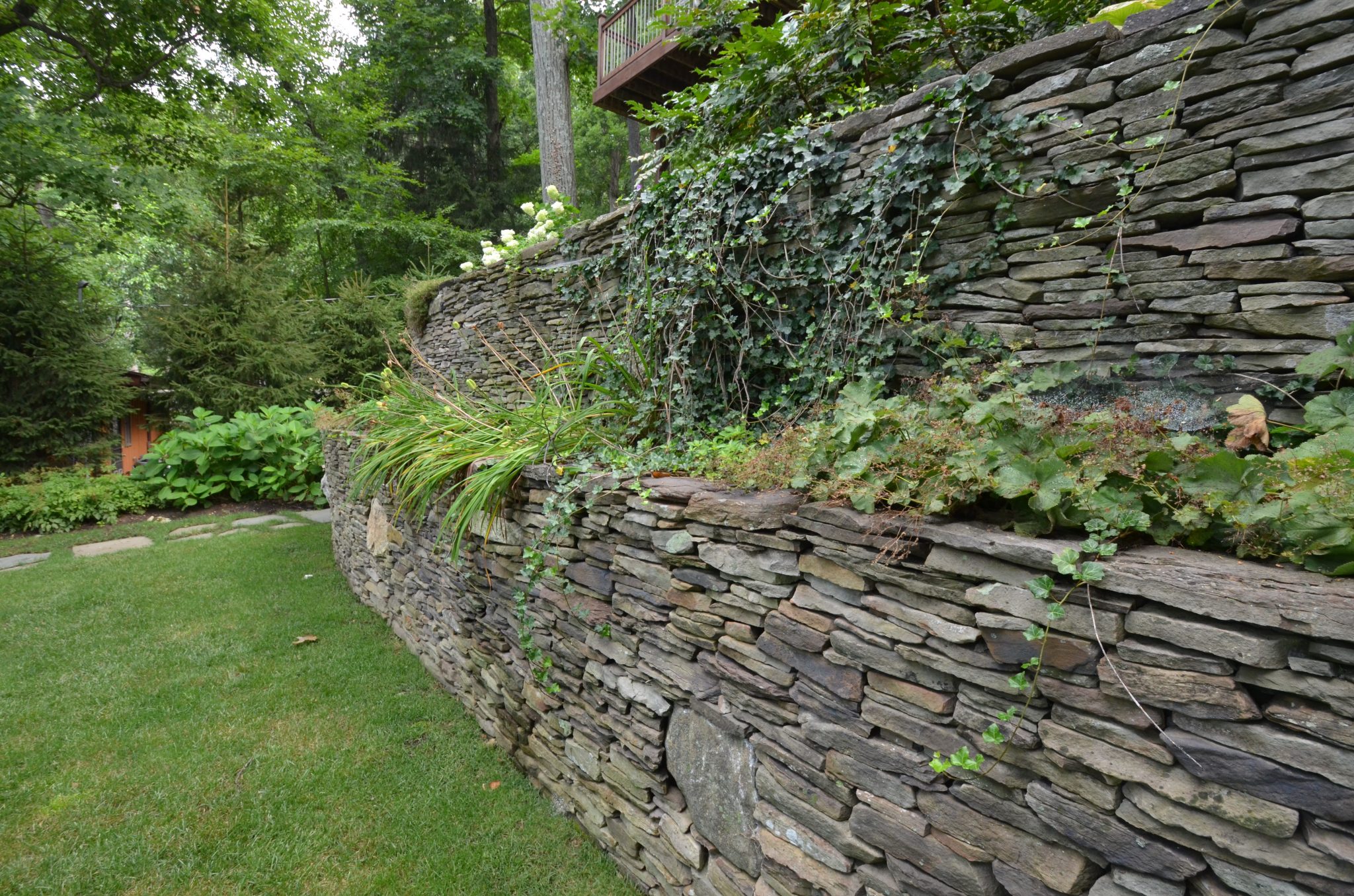 Укрепление склонов на участке