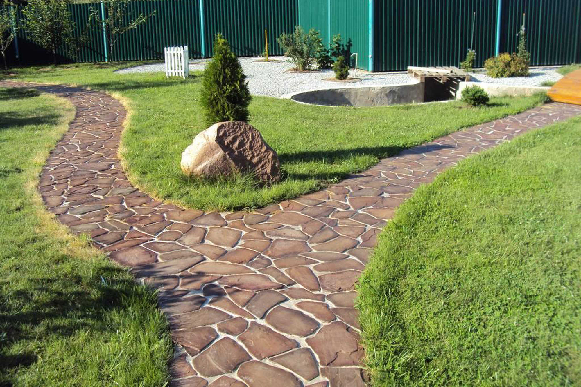 Устройство садовых дорожек: комбинируем красоту и практичность