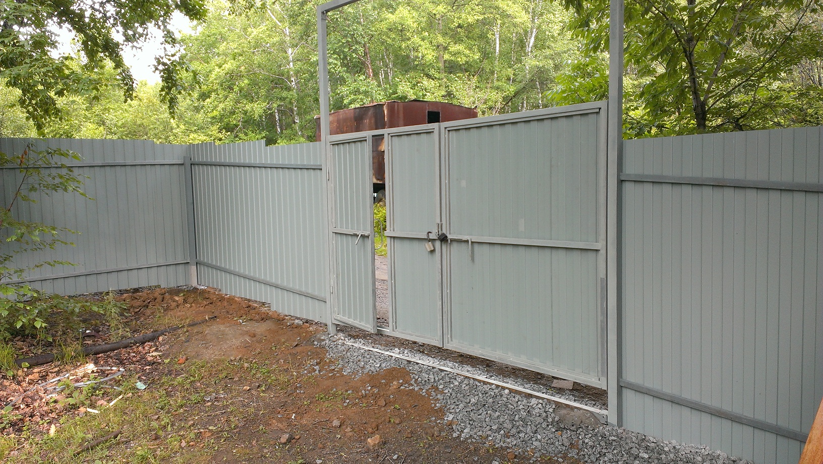 Забор из профнастила на даче: эстетика и функциональность