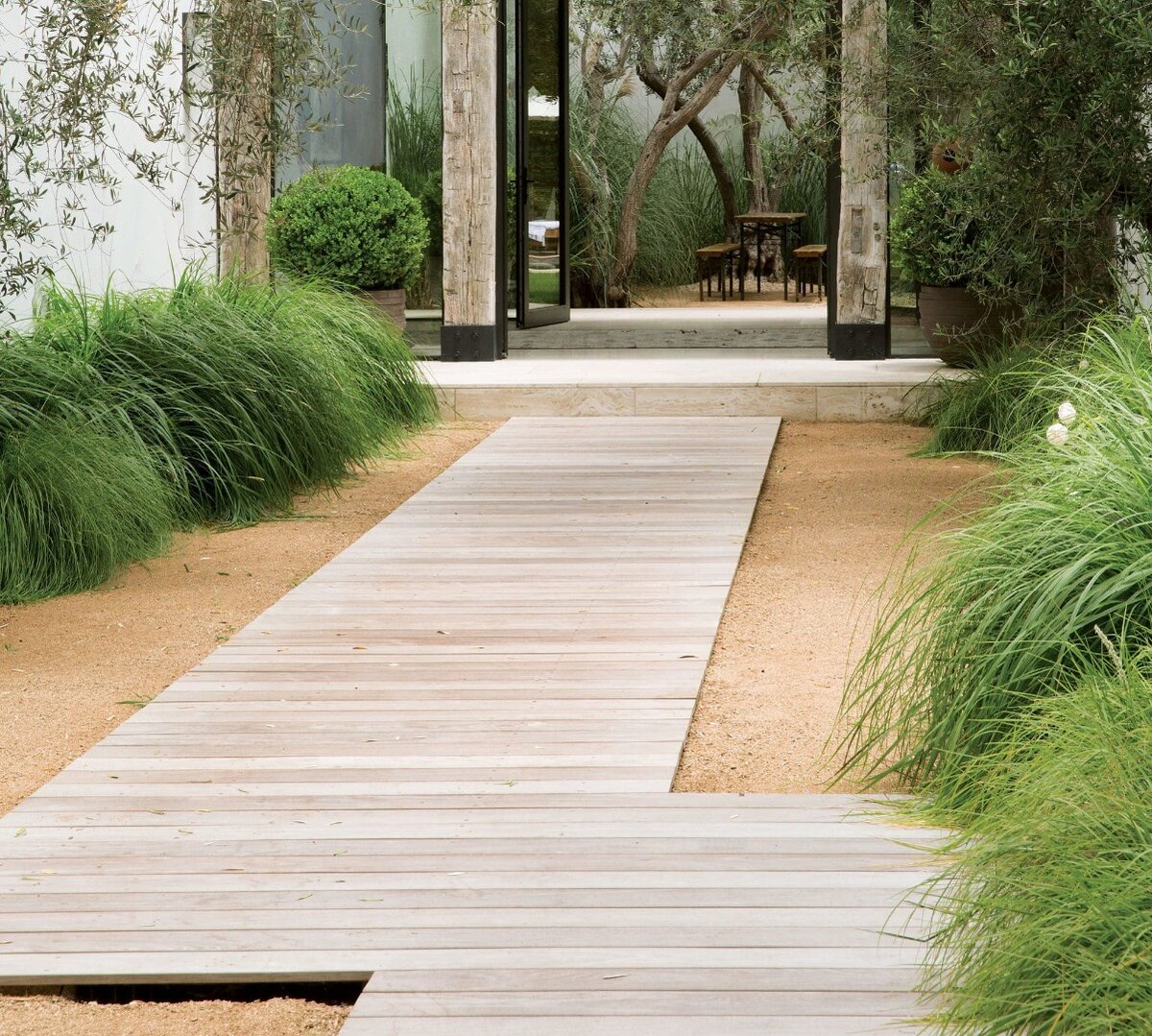 Устройство садовых дорожек: комбинируем красоту и практичность