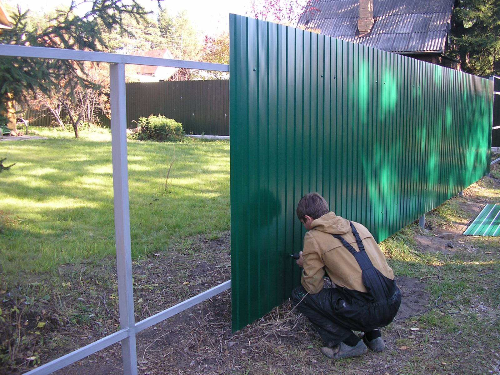 Забор из профнастила на даче: эстетика и функциональность