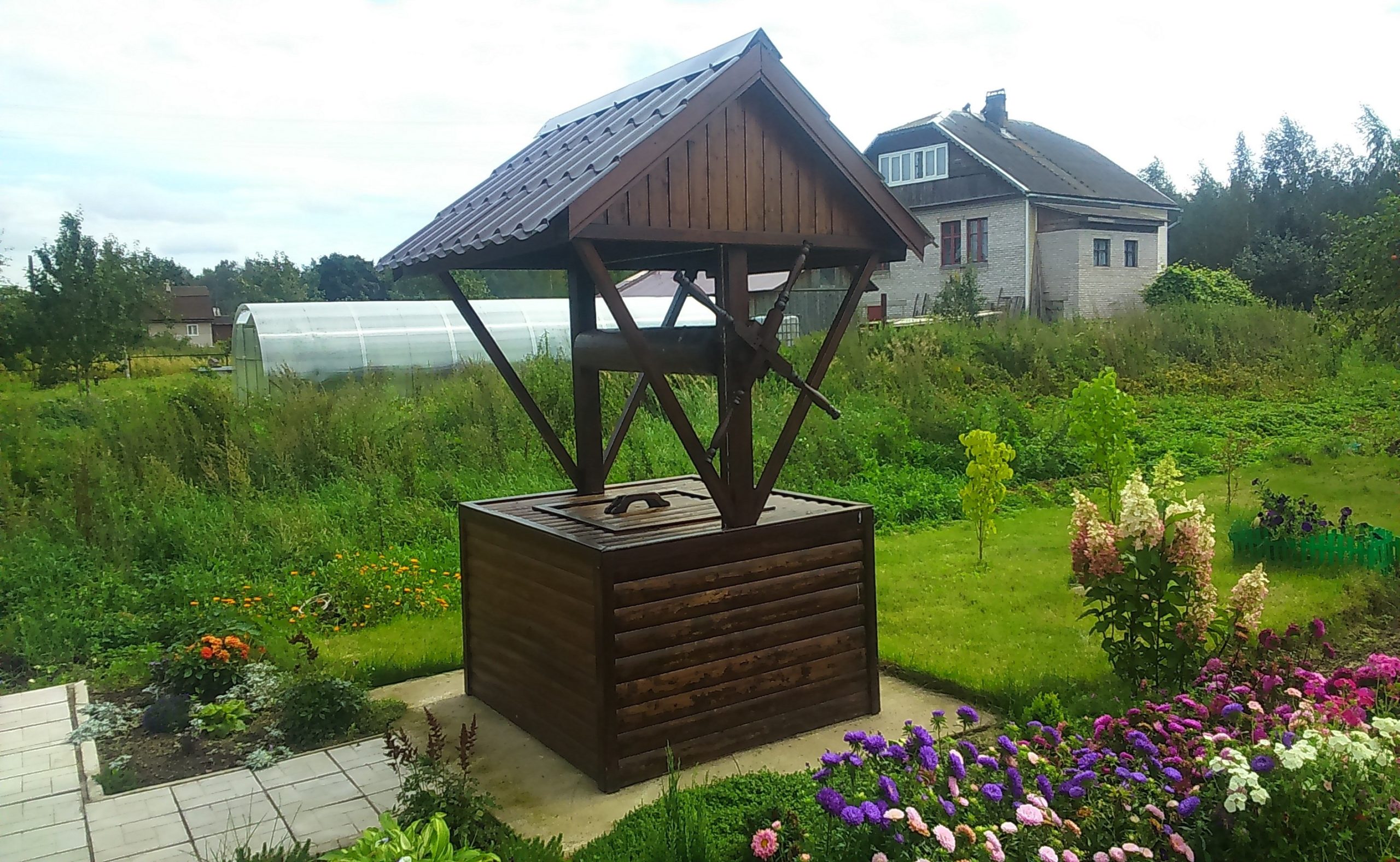 Оформление колодца на даче