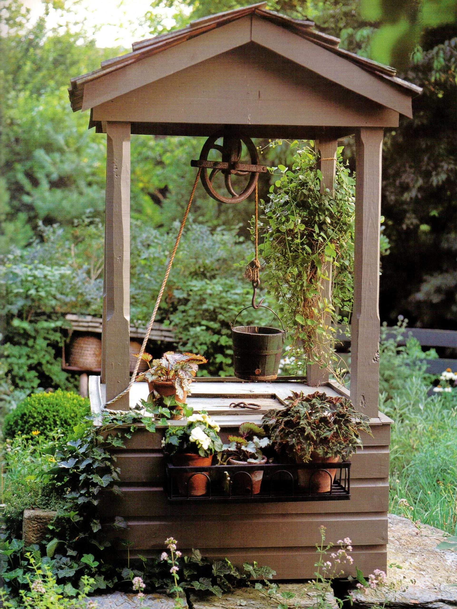 Оформление колодца на даче