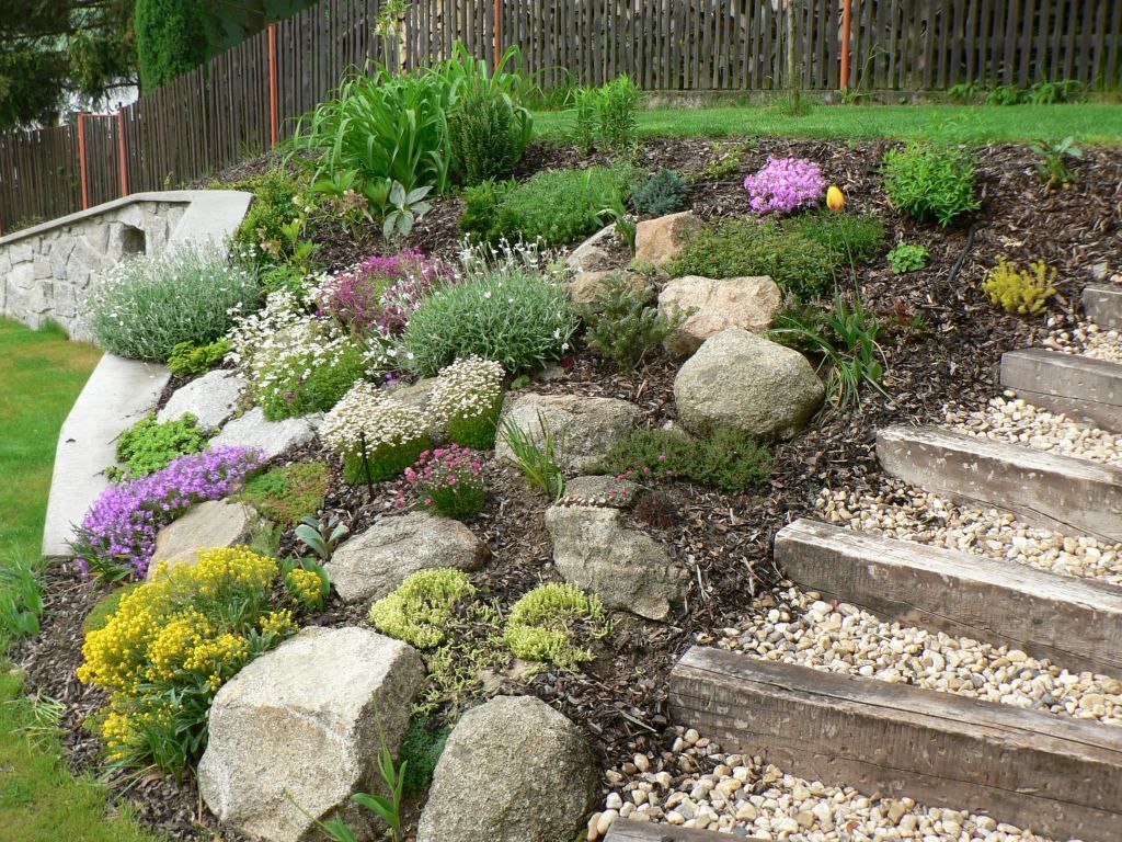 Как обустроить цветник на склоне. Фото