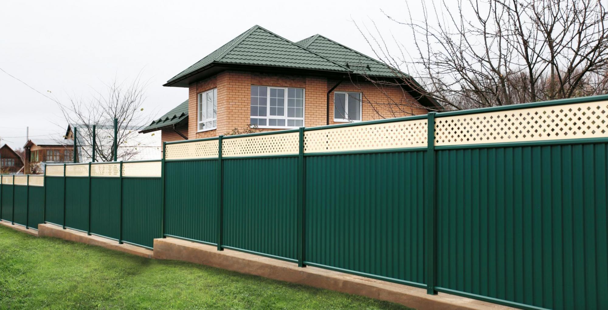 Забор из профнастила на даче: эстетика и функциональность