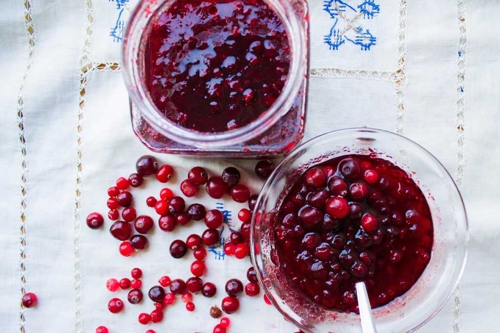 Идеальные рецепты заготовок из клюквы для зимних вечеров