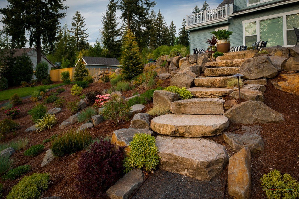 Как обустроить цветник на склоне. Фото