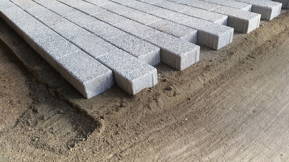 Укладка тротуарной плитки на бетонное основание