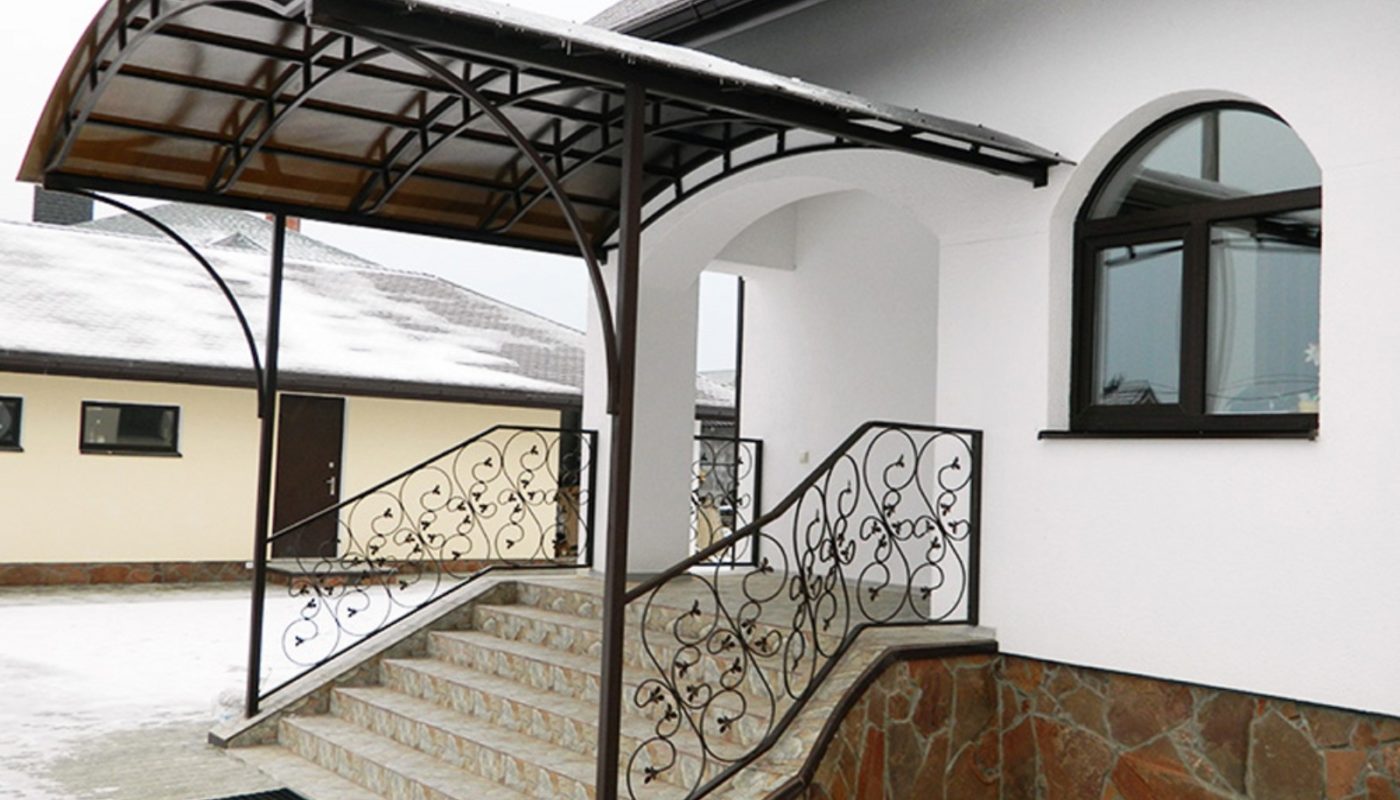 Как сделать козырек на крыльцо: практическое руководство