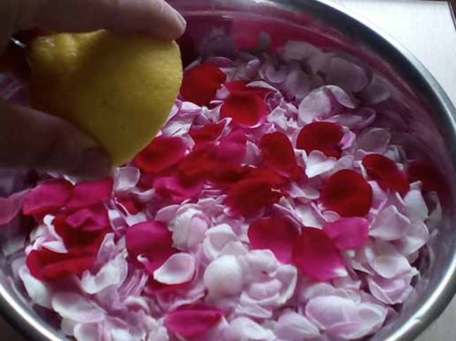 Что можно сделать с лепестками увядающей розы?